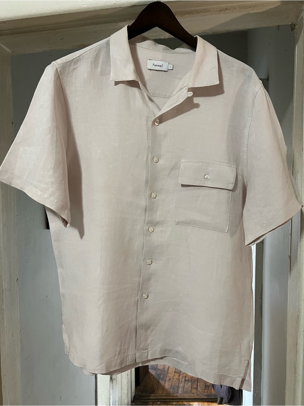 Fanmail Relaxed Short-Sleeve Linen Shirt in Light Beige/Pink size Large